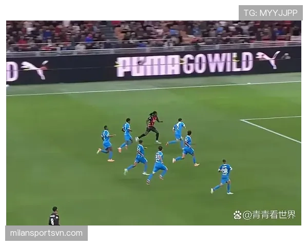 AC米兰边路过度依赖莱奥，隐患已逐步反映在攻防稳定性中